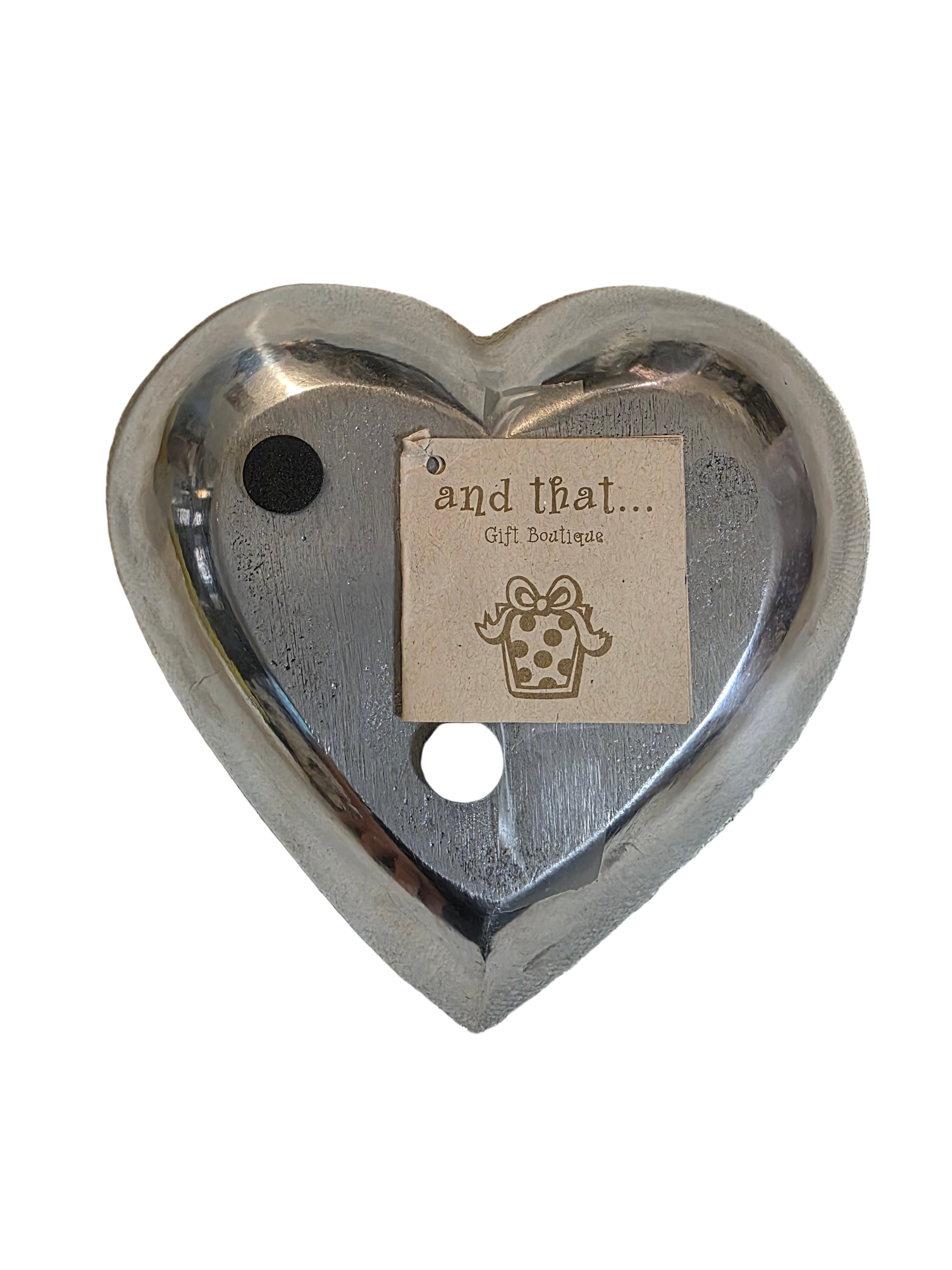 Heart-shaped metal object with a small card on a beige fabric backgroundthrift online, Acv2, TOAA shop, Toaa, TOA, toaaa shop, Silvio, jaiba, second hand, used stuff