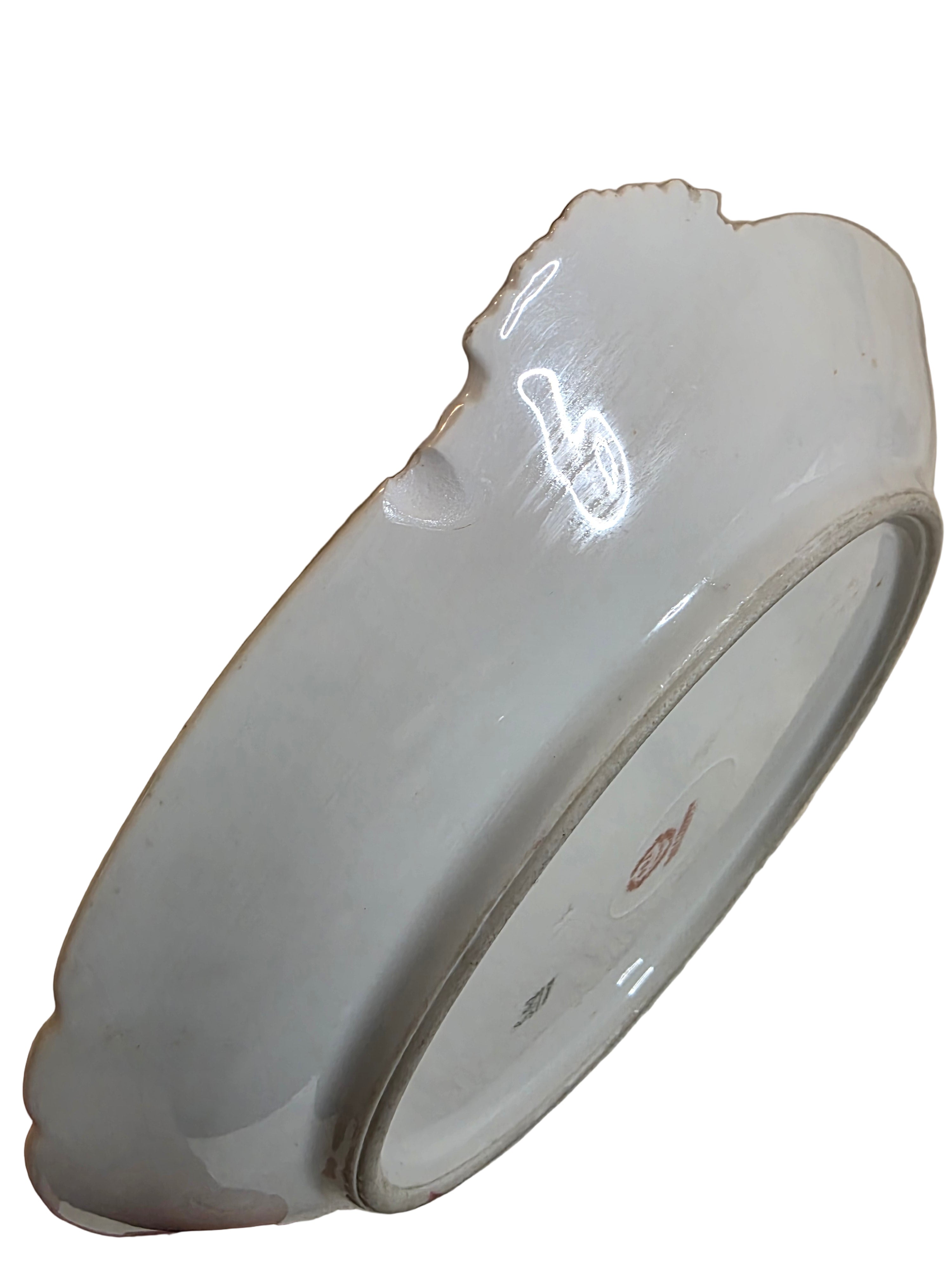 White ceramic dish with a lid on a beige fabric background thrift online, Acv2, TOAA shop, Toaa, TOA, toaaa shop, Silvio, jaiba, second hand, used stuff