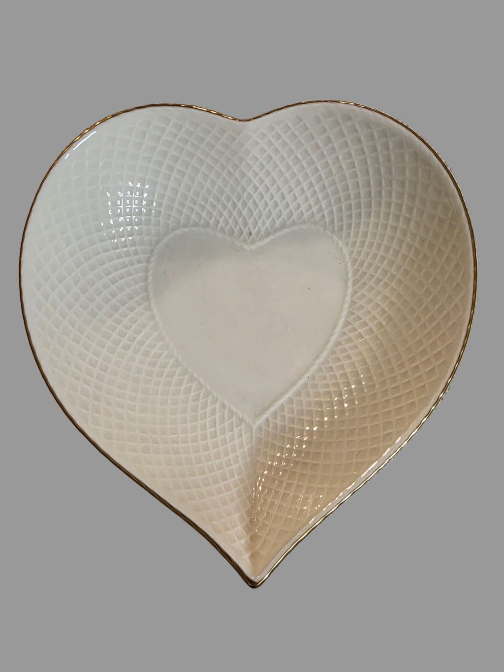 Heart-shaped silicone cup on a textured beige surface thrift online, Acv2, TOAA shop, Toaa, TOA, toaaa shop, Silvio, jaiba, second hand, used stuff