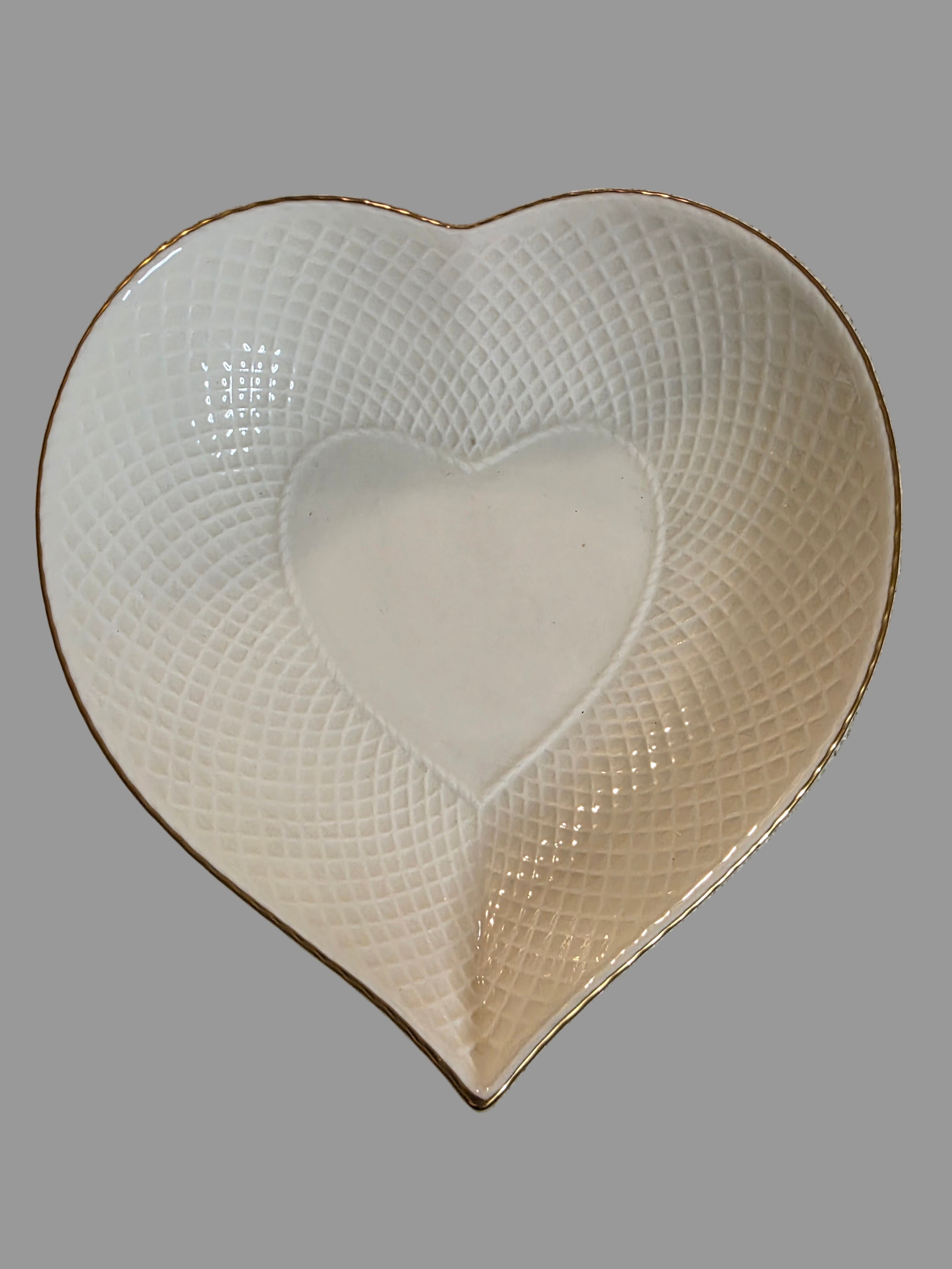 Heart-shaped silicone cup on a textured beige surface thrift online, Acv2, TOAA shop, Toaa, TOA, toaaa shop, Silvio, jaiba, second hand, used stuff