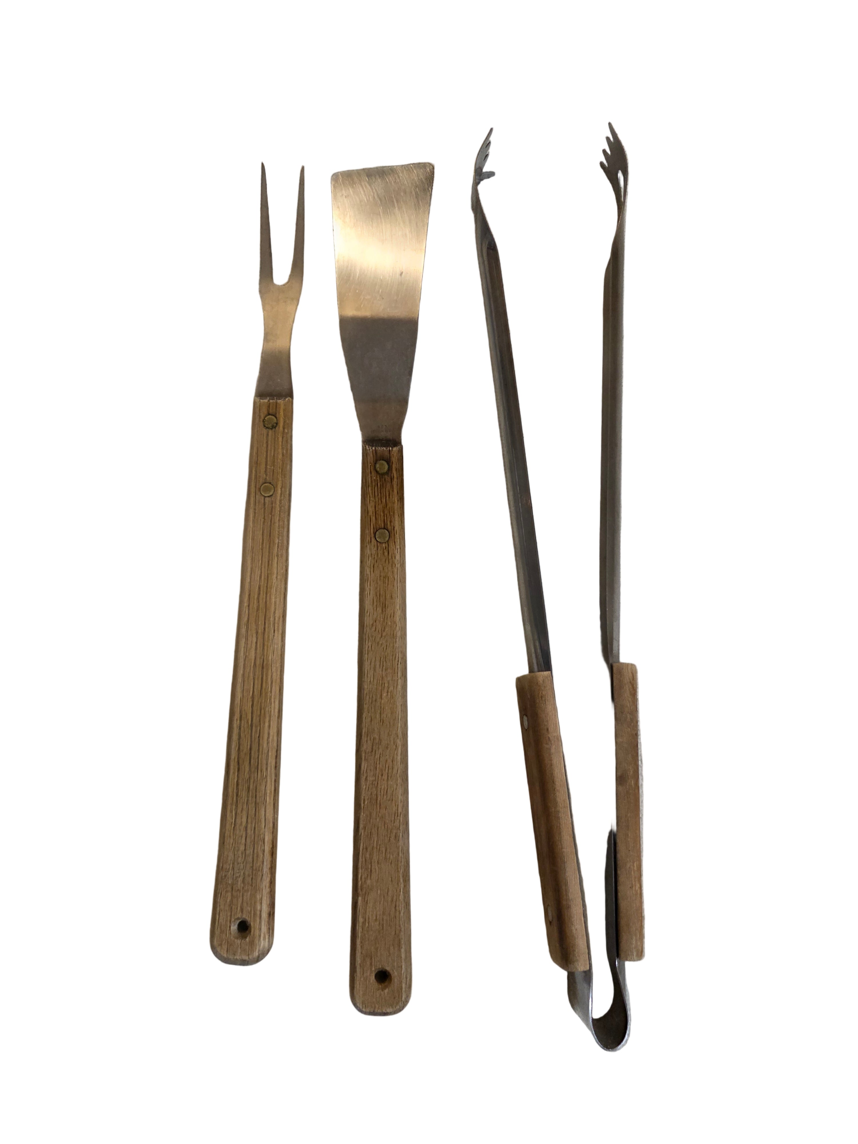 Set of four barbecue tools with wooden handles on a light fabric background thrift online, Acv2, TOAA shop, Toaa, TOA, toaaa shop, Silvio, jaiba, second hand, used stuff