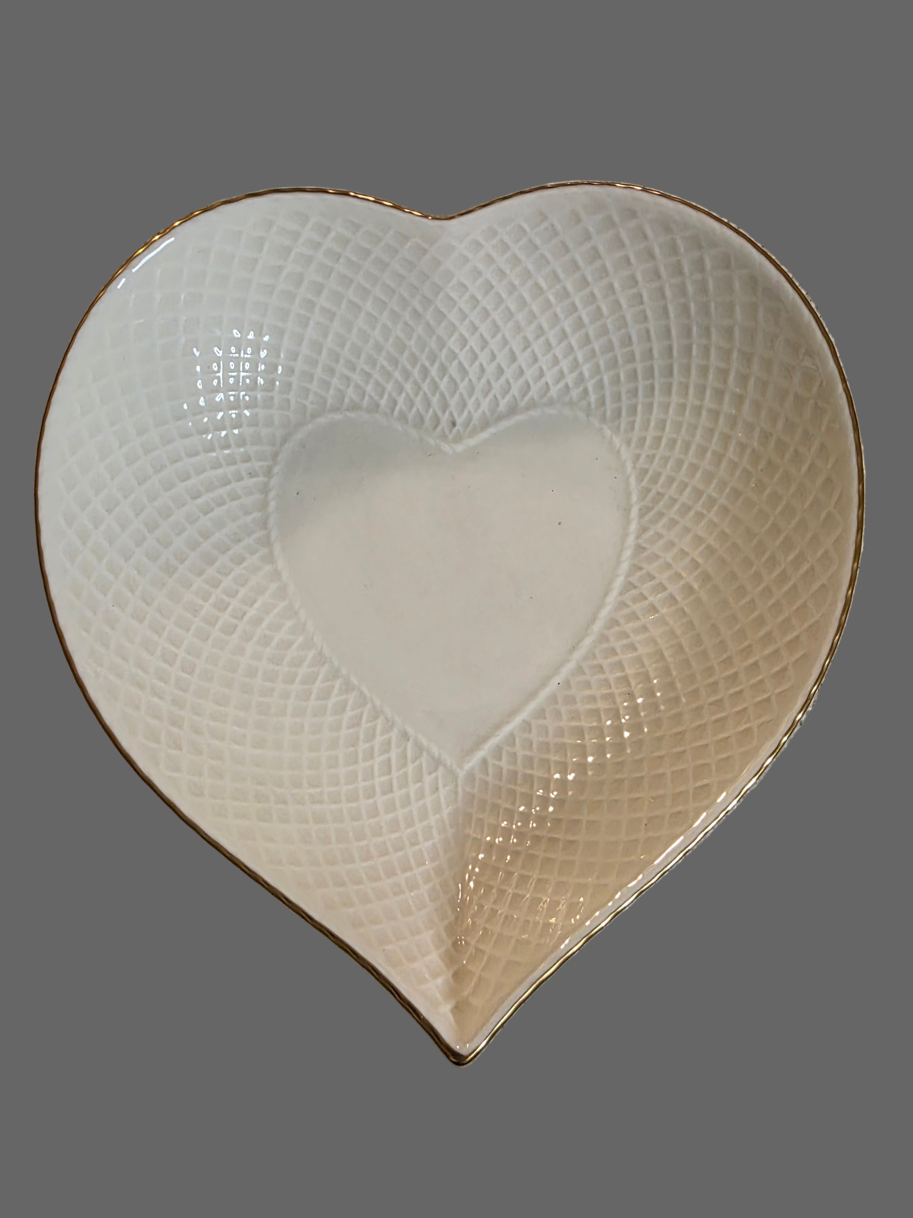 Heart-shaped silicone cup on a textured beige surface thrift online, Acv2, TOAA shop, Toaa, TOA, toaaa shop, Silvio, jaiba, second hand, used stuff