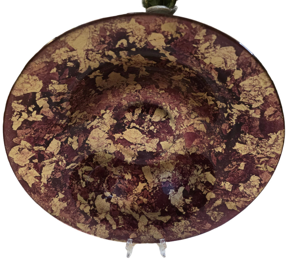 Decorative plate with a floral pattern held by a person in a room. thrift online, Acv2, TOAA shop, Toaa, TOA, toaaa shop, Silvio, jaiba, second hand, used stuff